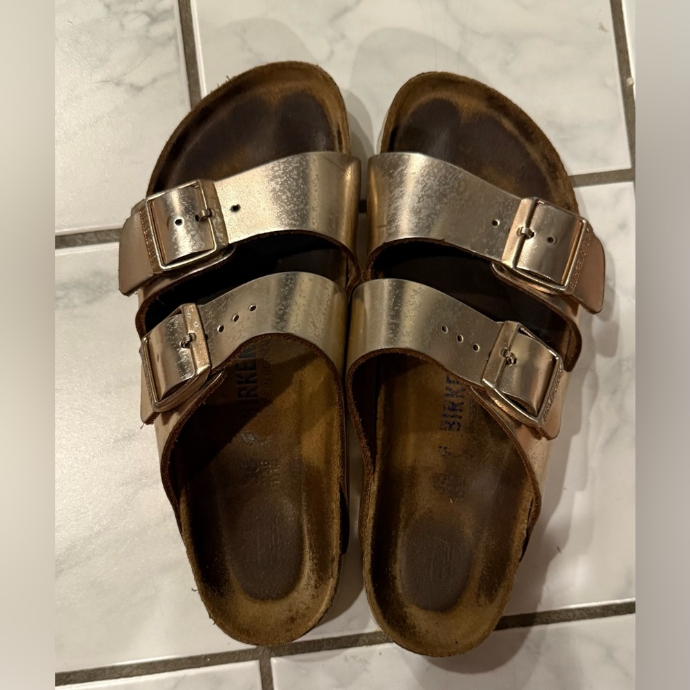 Arizona Soft Footbed Leather Birkenstocks in Metallic Copper. Size 38, 7.5